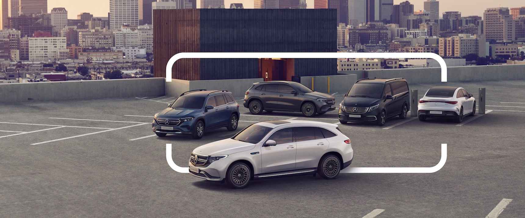 Photo de mod&egrave;les Mercedes-Benz sur le toit d'un parking